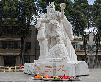 云南石雕黃帝、炎帝、蚩尤雕塑安裝效果展示